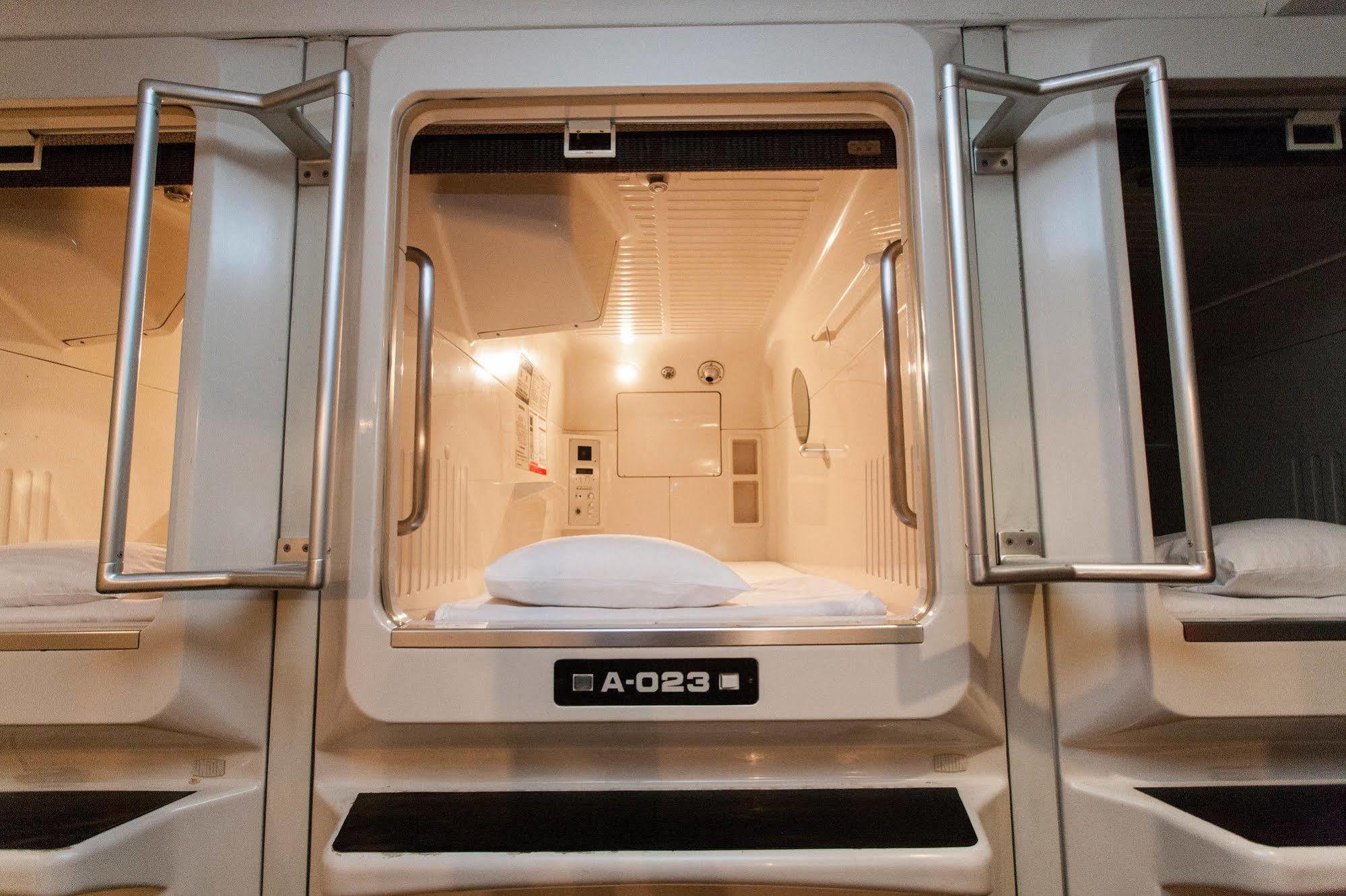Capsule Hotel Asahi Plaza Shinsaibashi Osaka Buitenkant foto