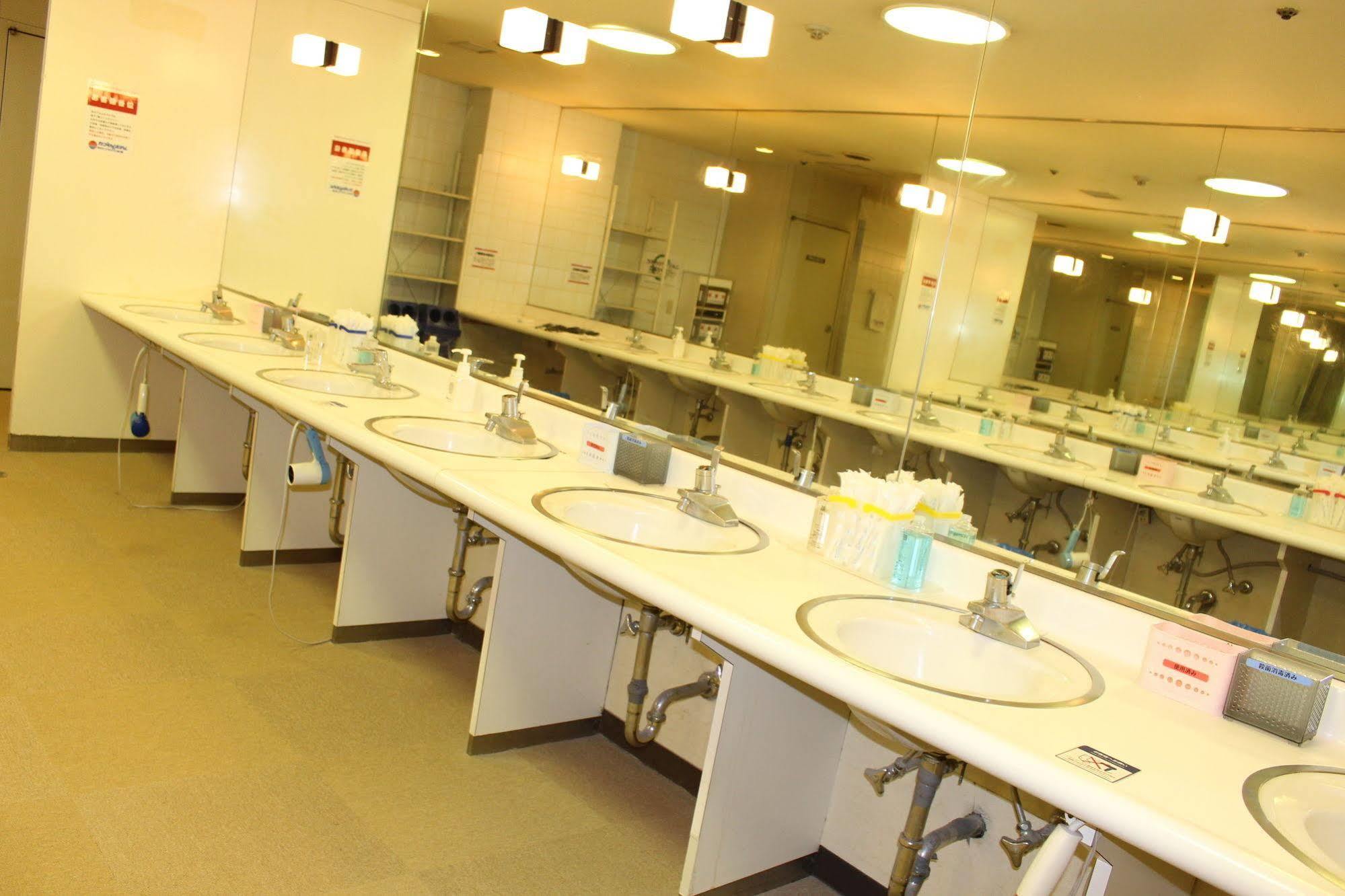 Capsule Hotel Asahi Plaza Shinsaibashi Osaka Buitenkant foto
